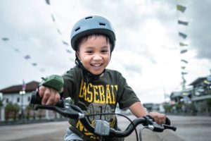 anak lelaki menunggang basikal