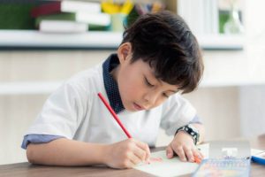 anak lelaki belajar