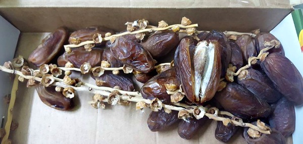 Dates are great for adding to milk for a power Sahur drink. Depending on the dates you buy, some have to be presoaked in order to remove the skin. Yati prefers to use these fresh, good quality dates that are already soft. 