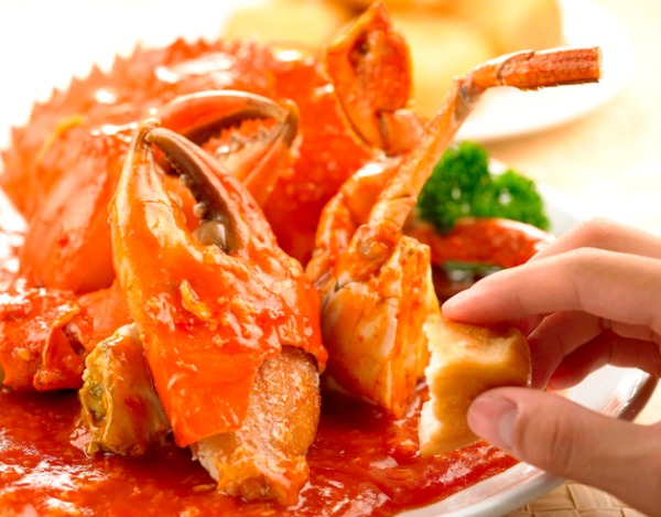 Possibly the most-loved Malaysian crab dish of all time ─ chilli crab, eaten with mantou (steamed bun) usually used to mop up the spicy sauce after the meal. (Image Credit: One Seafood Restaurant, Kuala Lumpur) 