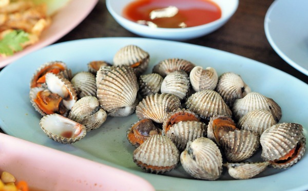 Another hot Malaysian seafood ─ a ‘must-have’ addition to Chow Kuay Teow, Curry Laksa and a mainstay of ‘luk luk’ stalls ─ cockles or kerang (in Malay) or sihum (in Cantonese) should be avoided during pregnancy despite the fact that it contains vitamins and minerals. This is because our cockles are harvested from our own coastlines of Selangor, Perak, Penang and Johor. Apart from fear of toxicity absorption from pollutants, there is also the fear of Hepatitis A contamination.