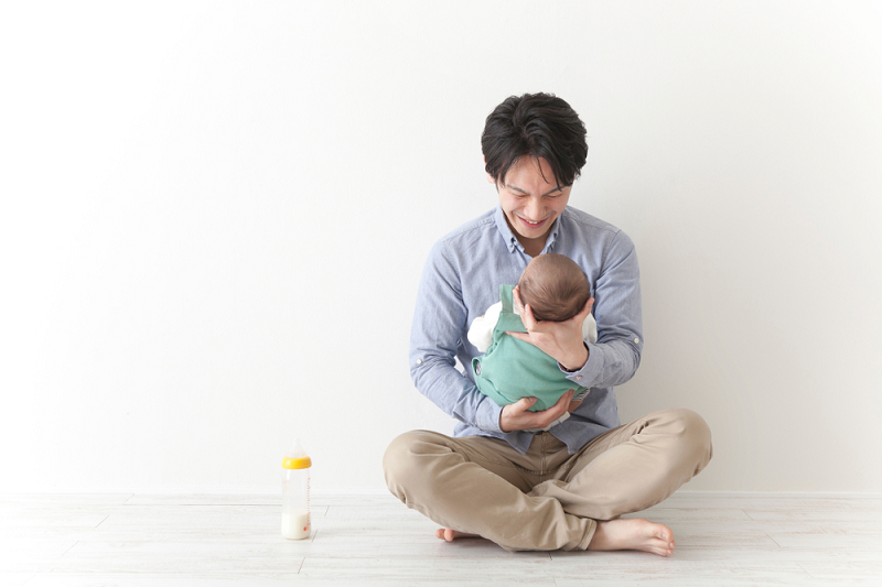 daddy consoling his crying baby