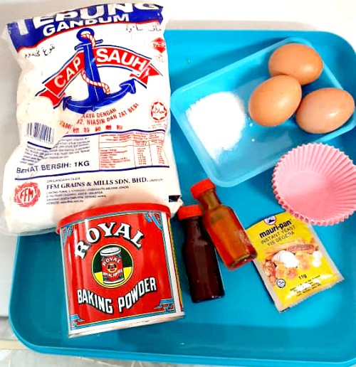 Minimal ingredients are used in these two traditional Chinese steamed cakes.