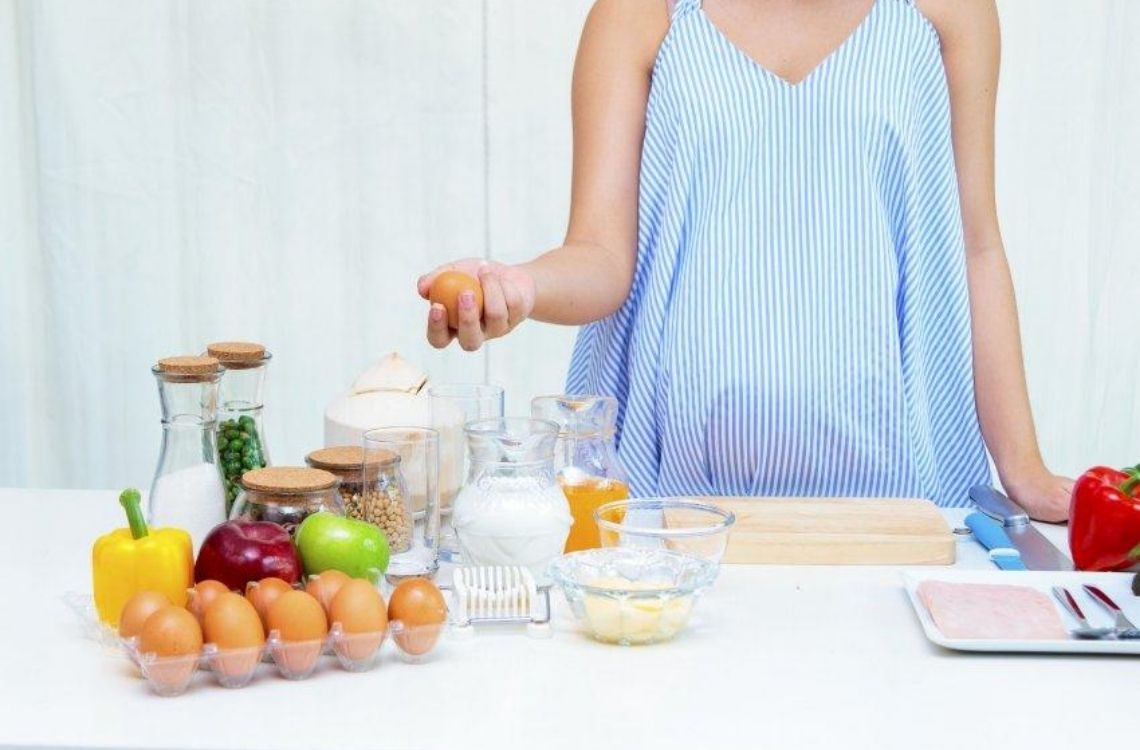 dangerous of raw eggs for pregnant moms