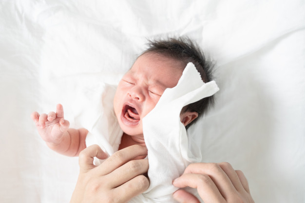 newborn crying when mum changing shirt 