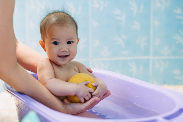 baby bath time 