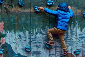 kids-playing-wall-climbing-vitamin-c