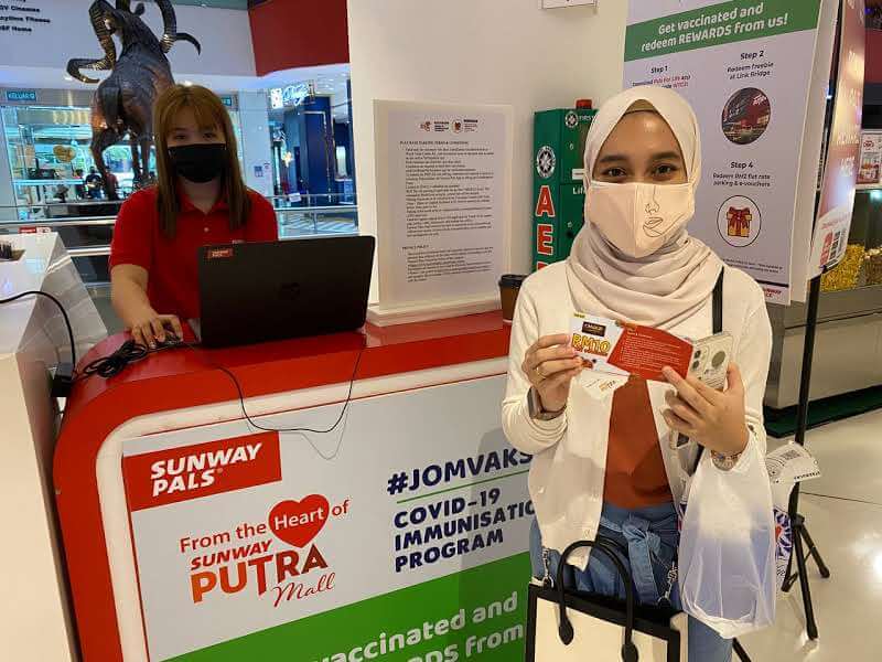 vaccinee redeems the rewards from Sunway Putra Mall