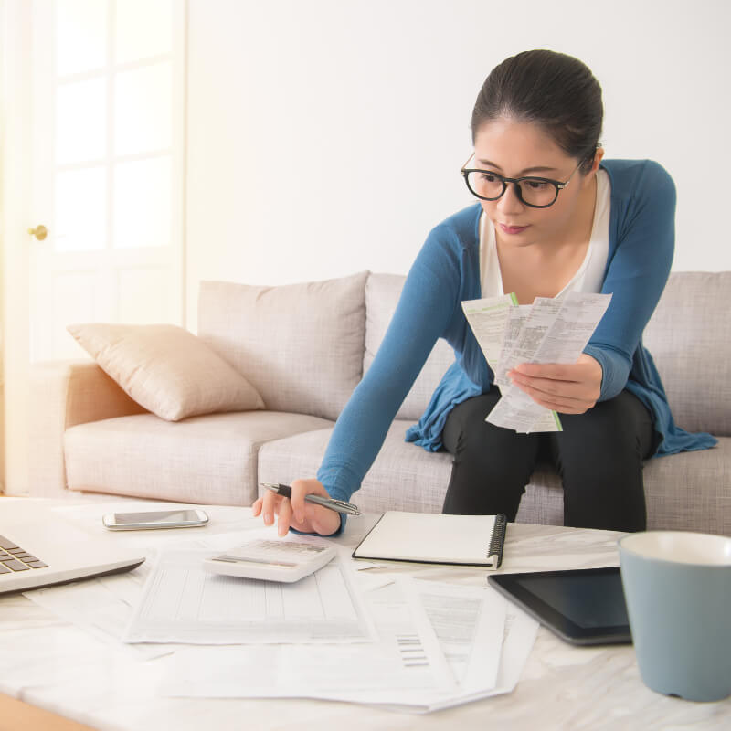 A lady making her spending plan to budget