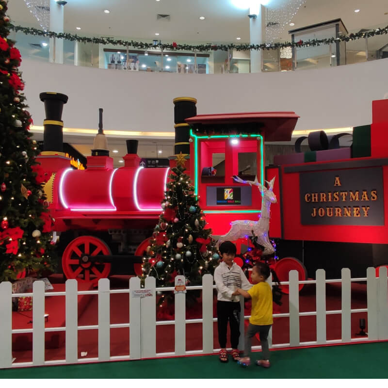 Kids in front of Christmas decoration