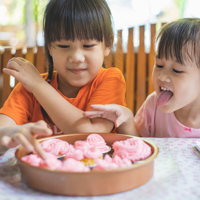 girls eating cupcakes