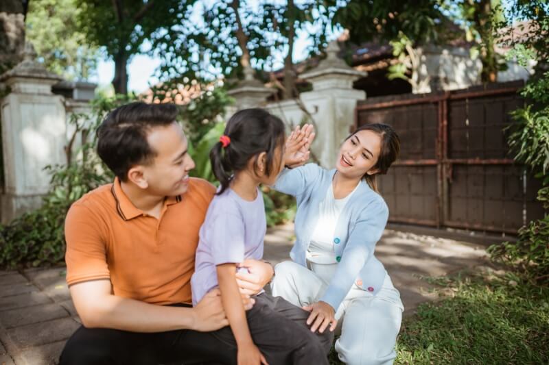 young girl with her parents 