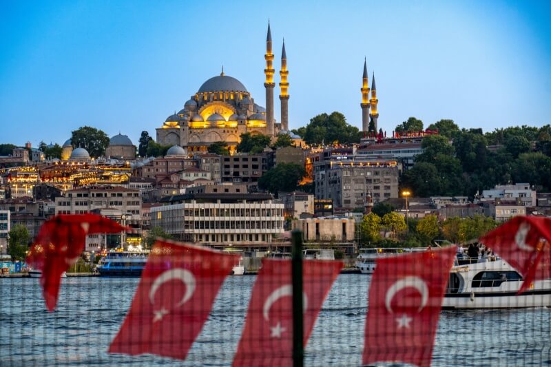 turkey flag in front of mosque