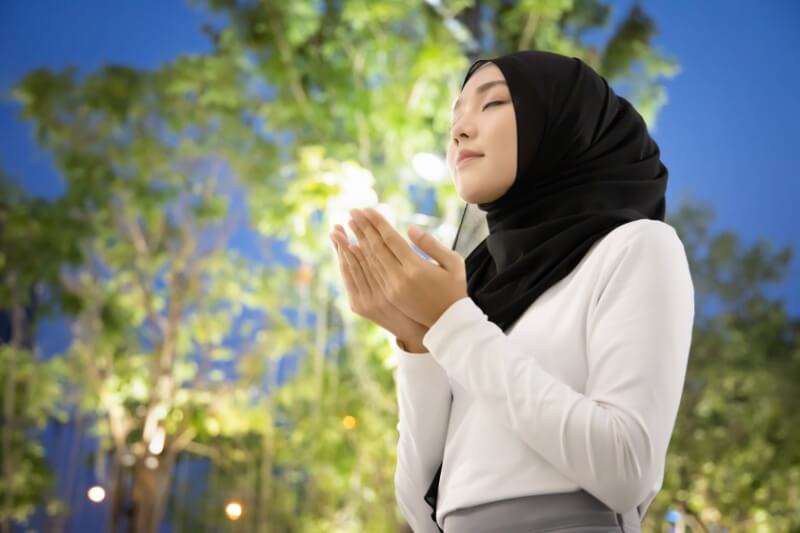 woman giving prayers during ramadan