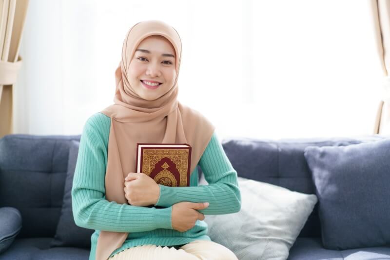 woman holding the quran